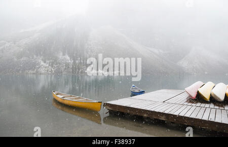 La prima neve in settembre, il Lago Moraine nella Valle dei Dieci Picchi, il Parco Nazionale di Banff, Alberta, Canada, America del Nord. Foto Stock