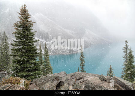 Prima neve a settembre al Lago Moraine, visto dal Rockpile,Valle dei Dieci Picchi, il Parco Nazionale di Banff, Alberta, Canada Foto Stock