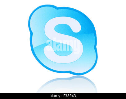 KIEV, UCRAINA - 19 febbraio 2015: Skype logo stampato su carta e collocate su sfondo bianco. Foto Stock