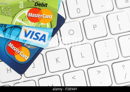 KIEV, UCRAINA - 21 Marzo 2015: le carte Visa e MasterCard sono collocati sulla tastiera del bianco dello sfondo. Foto Stock