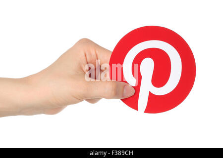 KIEV, UCRAINA - 30 Aprile 2015:mano trattiene Pinterest logotipo stampato su carta. Pinterest è sito di condivisione foto Foto Stock