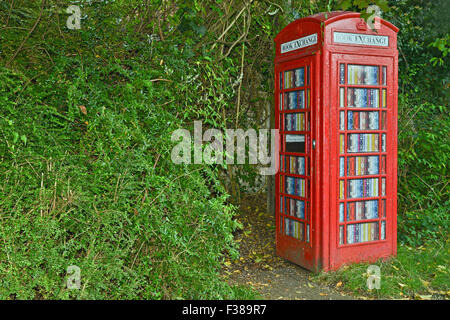 Cabina telefonica utilizzata come libro Exchange NEL REGNO UNITO Foto Stock