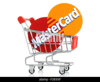 KIEV, UCRAINA - 12 giugno 2015: Mastercard logo stampato su carta e collocata nel carrello. Foto Stock