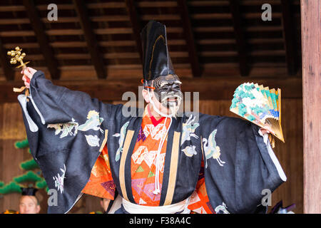 Kyoto, Yasaka sacrario scintoista, tradizionale Noh prestazioni. Attore principale, Shite, ballando con no-maschera, no-uomini o omote, whiling mantenendo la ventola, OBI. All'esterno. Foto Stock