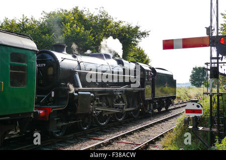 Nero Stanier cinque 4-6- 0 locomotiva a vapore numero 45379 si allontana in retromarcia con un treno dalla stazione Ropley sulla metà Hants Foto Stock