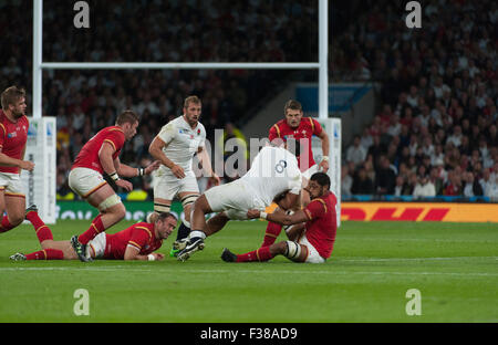 Stadio di Twickenham, Londra, Regno Unito. 26 Settembre, 2015. Inghilterra e Galles, Billy Vunipola portato alla terra da Taulupe Faletau. Foto Stock