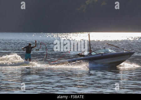 Lago di Windermere, Cumbria, Regno Unito. 1 Ottobre, 2015. Regno Unito meteo giornata di sole - sci d'acqua sul lago di credito: Gordon Shoosmith/Alamy Live News Foto Stock