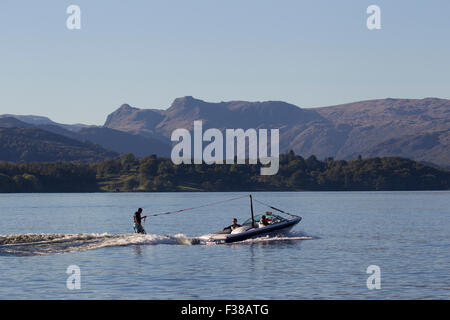 Lago di Windermere, Cumbria, Regno Unito. 1 Ottobre, 2015. Regno Unito meteo giornata di sole - sci d'acqua sul lago di credito: Gordon Shoosmith/Alamy Live News Foto Stock