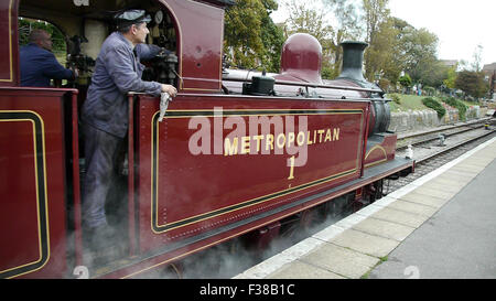 Metropolitana di 1898 E-Class locomotiva serbatoio n. 1 visto qui a Swanage stazione durante la ferrovia a Swanage Steam Autunno Gal Foto Stock