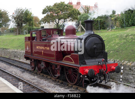 Metropolitana di 1898 E-Class locomotiva serbatoio n. 1 visto qui a Swanage stazione durante la ferrovia a Swanage Steam Autunno Gal Foto Stock