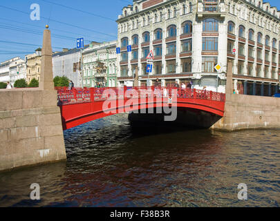 San Pietroburgo, Russia - Luglio 07, 2012: Rosso ponte sul fiume Moyka, non identificato di persone su strada. Foto Stock