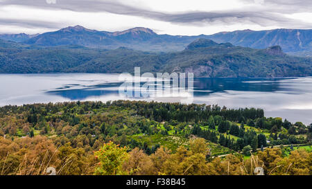 Vista del lago, su strada dei sette laghi, Patagonia, Argentina Foto Stock
