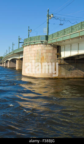 San Pietroburgo, Russia - Luglio 10, 2012: Liteyniy ponte sul fiume Neva. Foto Stock