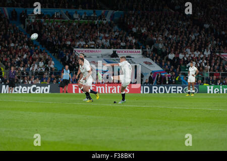 Inghilterra e Galles, Stadio di Twickenham Rugby World Cup 2015, Owen Farrell, Inghilterra Fly-Half, Calcio di Rigore a 23:36. Foto Stock