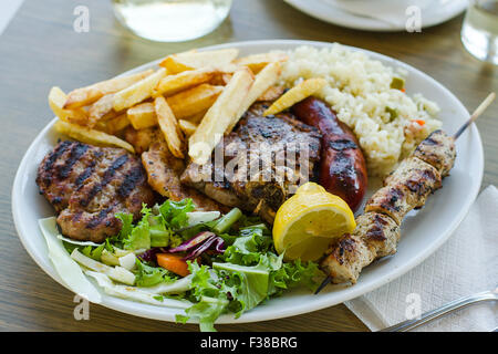 Mescolare la piastra di carne con patate fritte, cibo greco Foto Stock