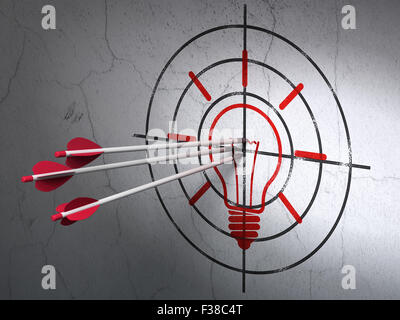 Concetto di finanza: frecce nella lampadina bersaglio su sfondo a parete Foto Stock