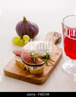 Il formaggio Feta con fichi maturi e vino rosso, close up Foto Stock