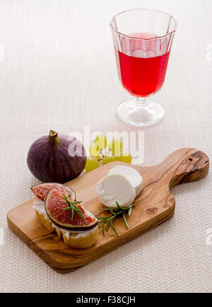 Formaggio di capra con fichi maturi e vino rosso, vista dall'alto Foto Stock