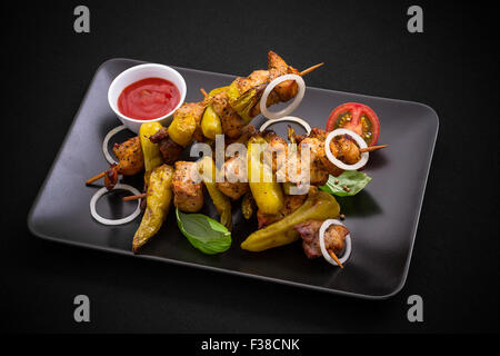 Spiedini di carne e salsiccia per pizza peperoni in nero, vista dall'alto Foto Stock