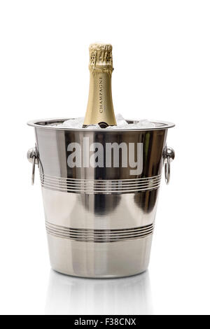 Oro bottiglia di champagne in wine cooler su ghiaccio, isolato Foto Stock