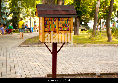 Casa in legno per i libri nel parco Foto Stock