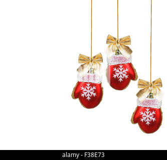 Luminose Christmasthree toy red guanti in pizzo dorato con archetto isolati su sfondo bianco Foto Stock