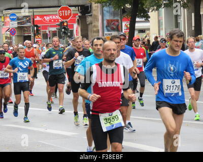 Maratona BMW di Berlino 2015: Corridori internazionali, folle di tifosi, porta di Brandeburgo e vivace atmosfera cittadina durante l'iconico evento sportivo Foto Stock