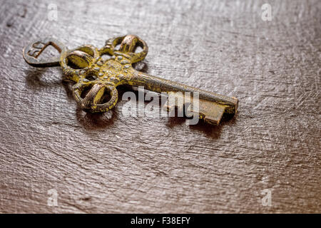 Vecchia chiave del tesoro sulla superficie di legno Foto Stock