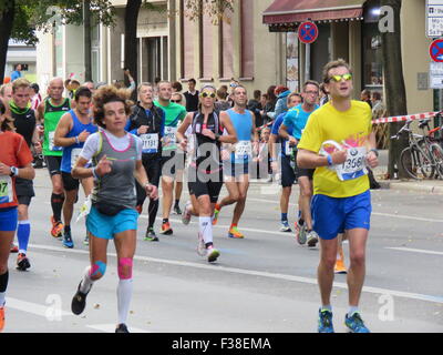 Maratona BMW di Berlino 2015: Corridori internazionali, folle di tifosi, porta di Brandeburgo e vivace atmosfera cittadina durante l'iconico evento sportivo Foto Stock