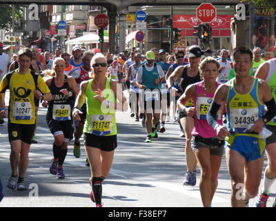 Maratona BMW di Berlino 2015: Corridori internazionali, folle di tifosi, porta di Brandeburgo e vivace atmosfera cittadina durante l'iconico evento sportivo Foto Stock