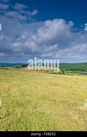 Bella località bulgare paesaggi del lucido giorno di estate Foto Stock