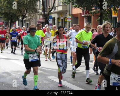 Maratona BMW di Berlino 2015: Corridori internazionali, folle di tifosi, porta di Brandeburgo e vivace atmosfera cittadina durante l'iconico evento sportivo Foto Stock