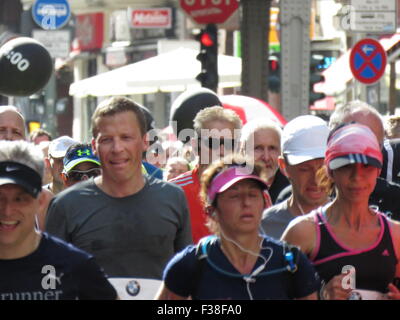 Maratona BMW di Berlino 2015: Corridori internazionali, folle di tifosi, porta di Brandeburgo e vivace atmosfera cittadina durante l'iconico evento sportivo Foto Stock
