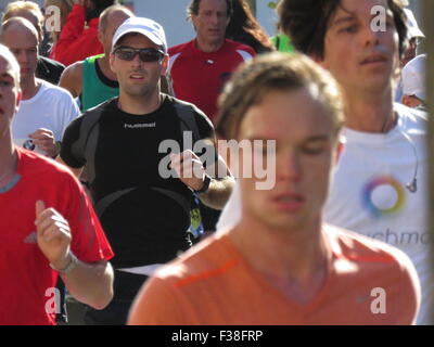 Maratona BMW di Berlino 2015: Corridori internazionali, folle di tifosi, porta di Brandeburgo e vivace atmosfera cittadina durante l'iconico evento sportivo Foto Stock
