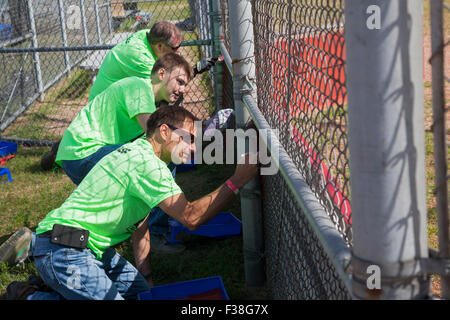 Detroit, Michigan - Volontari dalla vita rimodellato, una organizzazione non profit, vernice il baseball antiretro a Osborn Alta scuola Foto Stock