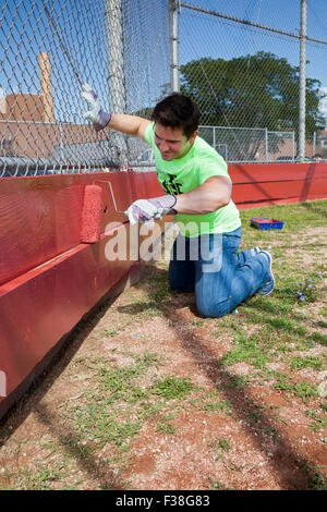 Detroit, Michigan - Volontari dalla vita rimodellato, una organizzazione non profit, vernice il baseball antiretro a Osborn Alta scuola Foto Stock