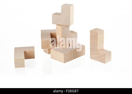 Per i bambini il giocattolo di legno isolata di impilamento su bianco Foto Stock