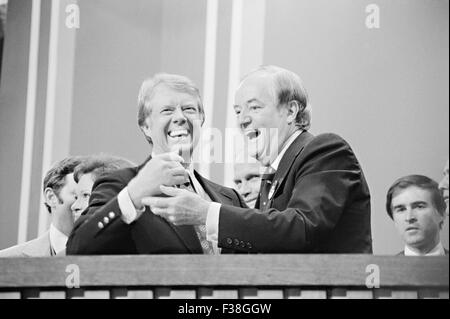 Gov. Jimmy Carter sorrisi insieme con il senatore Hubert Humphrey dopo la cattura il Partito Democratico nomina alla Convenzione Nazionale Democratica Luglio 15, 1976 a New York, NY. Foto Stock