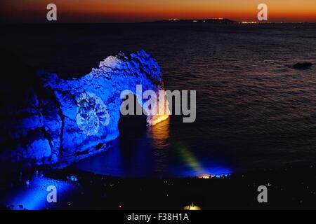 Porta di Durdle, Dorset, Regno Unito. 1 Ottobre, 2015. Folle si radunarono presso il famoso punto di riferimento di Durdle sulla porta del Dorset Jurassic Coast come è illuminata da un team di progettisti per celebrare l Anno internazionale della luce dove a Bournemouth basato sul design team ha creato una scena che essi hanno descritto come reminiscenza di un dipinto impressionista. La manifestazione fa parte di una 'Notte di Luce del patrimonio' dove gli impianti di illuminazione si accende 10 i siti del Patrimonio Mondiale dell'UNESCO in tutto il Regno Unito e l'Irlanda. Credito: Tom Corban/Alamy Live News Foto Stock