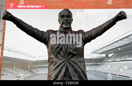 Liverpool, Regno Unito. 01 ott 2015. Europa League. Contro il Liverpool FC Sion. La statua di legendry Liverpool manager Bill Shankly al di fuori del terreno, l'opportunità di una foto per gli appassionati. Credito: Azione Sport Plus/Alamy Live News Foto Stock