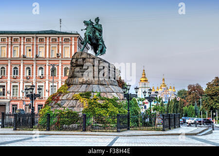 Sophievskaya piazza con i monumenti storici del famoso Hetman ucraino Bogdan Khmelnitsky e monastero Mikhailovsky Foto Stock