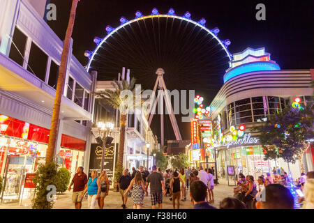 Una vista notturna della alta rullo ruota panoramica Ferris a Las Vegas, Nevada. Foto Stock