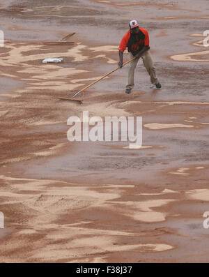 Un membro della Baltimore Orioles motivi equipaggio lavora per asciugare il infield dopo il primo inning di una partita contro il Toronto Blue Jays a Rigogolo Park a Camden Yards a Baltimora, MD il 1 ottobre 2015. Foto/ Mike Buscher/Cal Sport Media Foto Stock