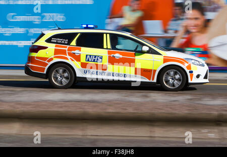 Una offuscata urgente risposta sangue veicolo con sirene e luci blu accelerando attraverso il centro di Liverpool, Merseyside, Regno Unito. Foto Stock