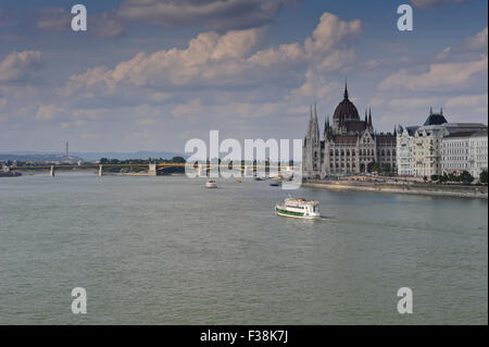 Una barca di piacere con i turisti sul fiume Danubio, Budapest, Ungheria. Foto Stock