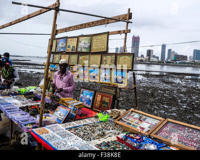 Shop sul molo di Haji Ali Dargah moschea, Mumbai, India Foto Stock