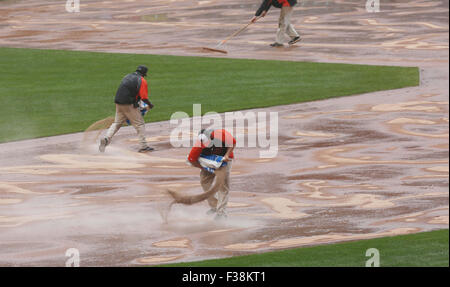 Baltimore, Maryland, Stati Uniti d'America. 1 Ottobre, 2015. Il Baltimore Orioles motivi equipaggio lavora per asciugare il infield dopo il primo inning di una partita contro il Toronto Blue Jays a Rigogolo Park a Camden Yards a Baltimora, MD il 1 ottobre 2015. Foto/ Mike Buscher/Cal Sport Media Credito: Cal Sport Media/Alamy Live News Foto Stock