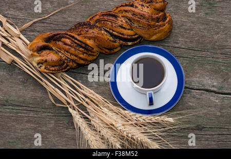 Caffè ancora la vita, boluchka con un collegamento di frumento Foto Stock