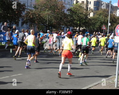 Maratona BMW di Berlino 2015: Corridori internazionali, folle di tifosi, porta di Brandeburgo e vivace atmosfera cittadina durante l'iconico evento sportivo Foto Stock