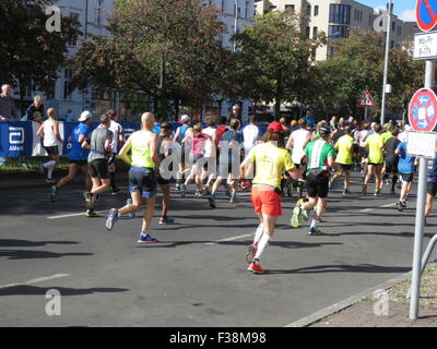 Maratona BMW di Berlino 2015: Corridori internazionali, folle di tifosi, porta di Brandeburgo e vivace atmosfera cittadina durante l'iconico evento sportivo Foto Stock